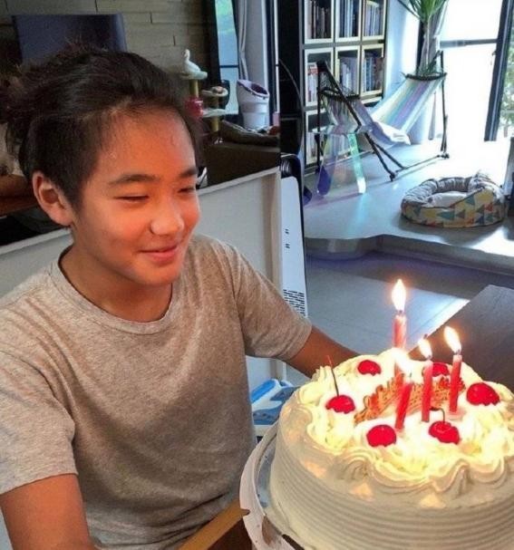 曹格晒照为儿子庆生,13岁儿子皮肤黝黑样貌大变,身后豪宅吸晴 第3张 曹格晒照为儿子庆生,13岁儿子皮肤黝黑样貌大变,身后豪宅吸晴 第3张