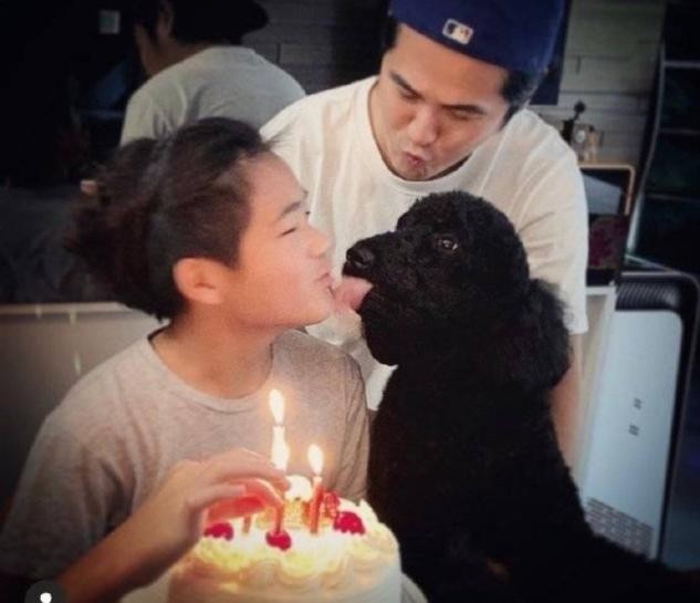 曹格晒照为儿子庆生,13岁儿子皮肤黝黑样貌大变,身后豪宅吸晴 第2张 曹格晒照为儿子庆生,13岁儿子皮肤黝黑样貌大变,身后豪宅吸晴 第2张