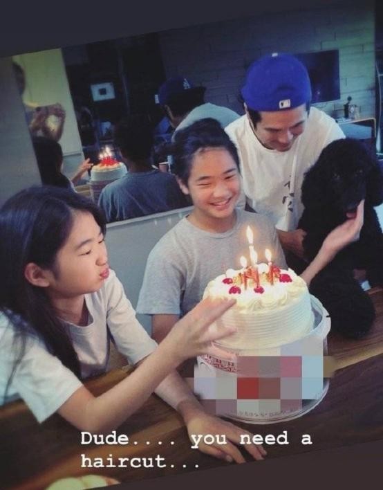 曹格晒照为儿子庆生,13岁儿子皮肤黝黑样貌大变,身后豪宅吸晴 第1张 曹格晒照为儿子庆生,13岁儿子皮肤黝黑样貌大变,身后豪宅吸晴 第1张