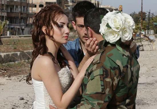 ​美女在叙利亚被公开出售！400块钱任你选择，告别场景让人落泪 第2张