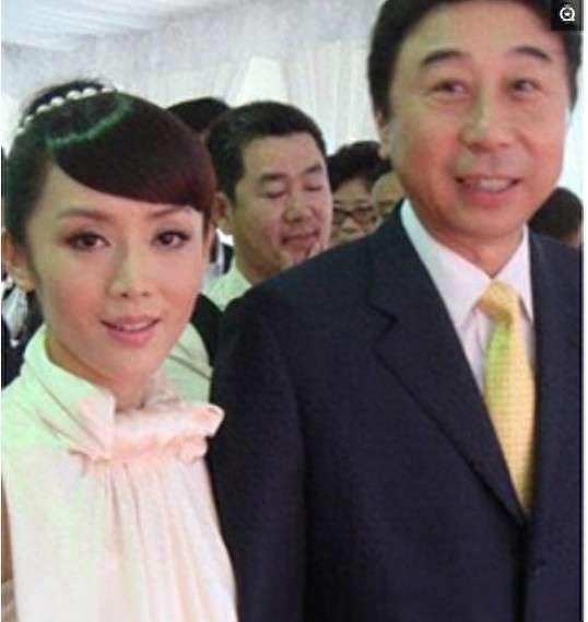 ​60岁的冯巩全家旧照曝光，儿子帅气妻子美貌如花 第2张