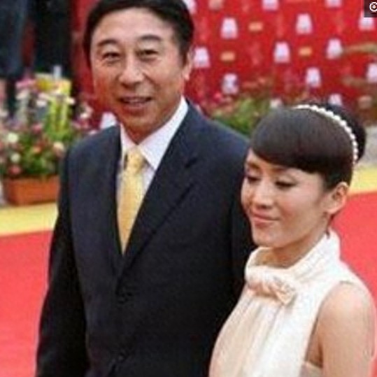 ​60岁的冯巩全家旧照曝光，儿子帅气妻子美貌如花 第4张