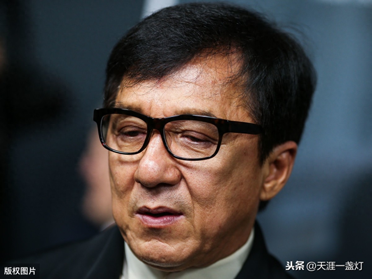 ​成龙讲述黄子韬片场趣事：黄子韬非常顽皮和活跃，我经常捉弄他 第2张