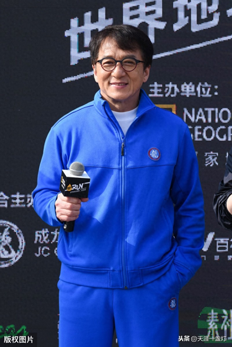 ​成龙讲述黄子韬片场趣事：黄子韬非常顽皮和活跃，我经常捉弄他 第3张