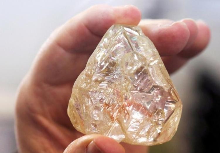 ​每克拉钻石背后，藏着10条人命的血腥秘密 第2张