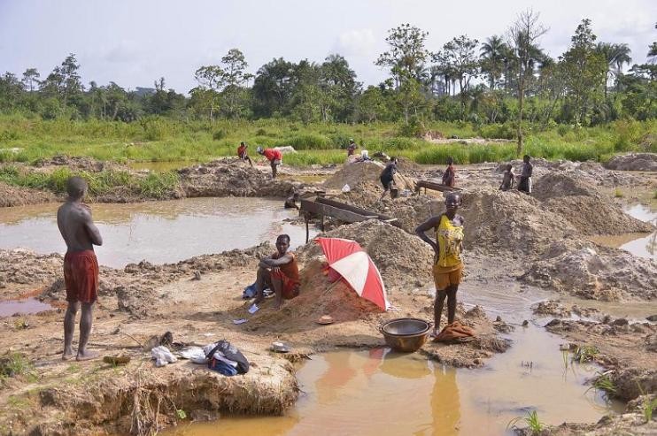 ​每克拉钻石背后，藏着10条人命的血腥秘密 第6张