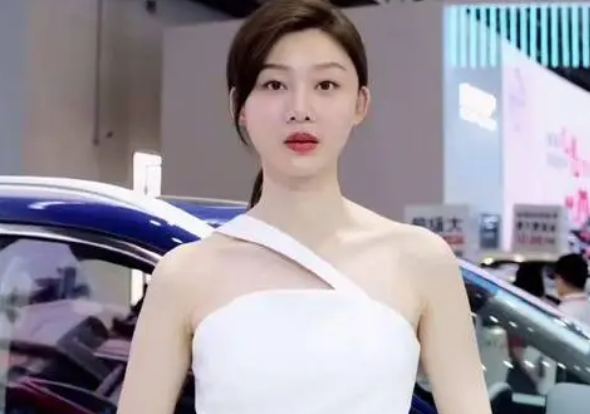 ​张芮尔究竟有多好看（车模一姐张芮尔生活照曝光） 第3张