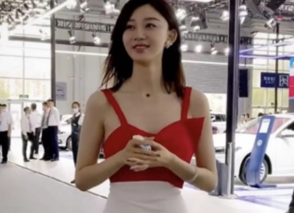 ​张芮尔究竟有多好看（车模一姐张芮尔生活照曝光） 第1张