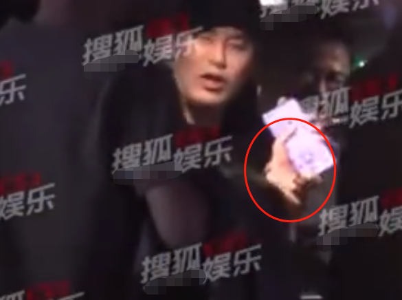 ​秋瓷炫老公疑似出轨(抱着美女坐大腿？) 第3张