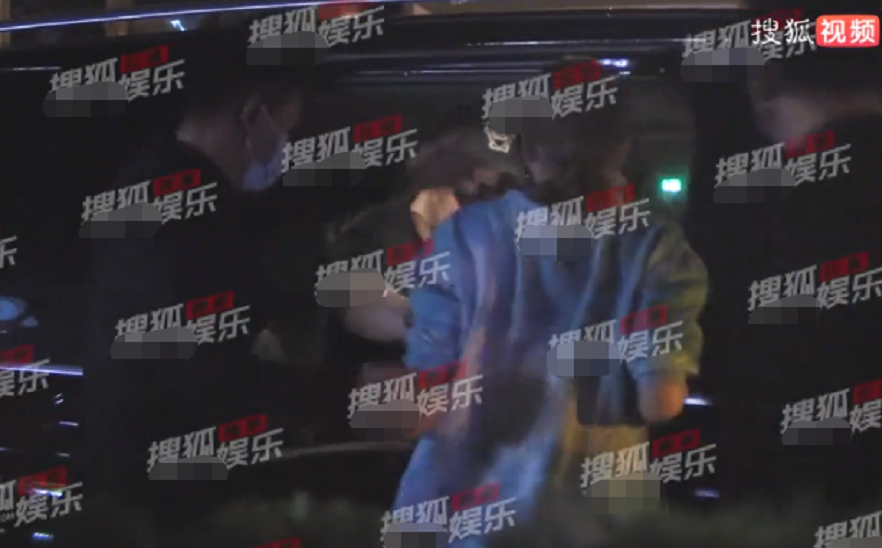 ​秋瓷炫老公疑似出轨(抱着美女坐大腿？) 第2张