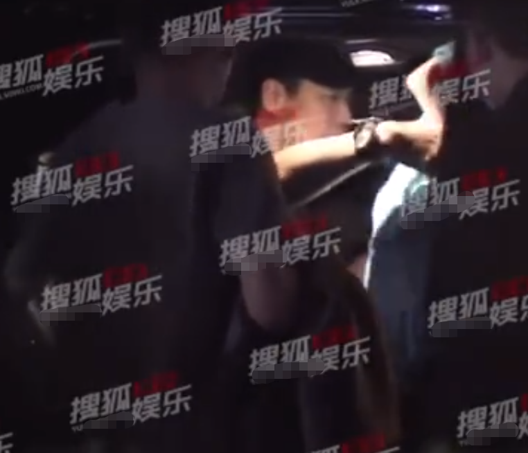 ​秋瓷炫老公疑似出轨(抱着美女坐大腿？) 第4张