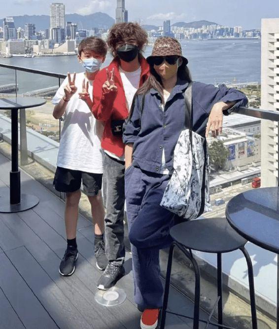 ​张柏芝晒三个儿子近照 老大老二帅气阳光老三可爱 第1张