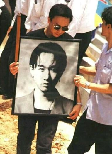 ​实拍黄家驹追悼会全过程：李克勤郭富城等好友到场，歌迷现场痛哭 第6张