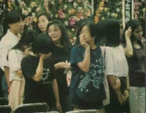 ​实拍黄家驹追悼会全过程：李克勤郭富城等好友到场，歌迷现场痛哭 第3张