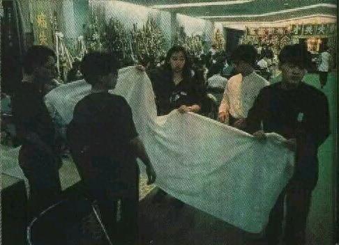 ​实拍黄家驹追悼会全过程：李克勤郭富城等好友到场，歌迷现场痛哭 第7张