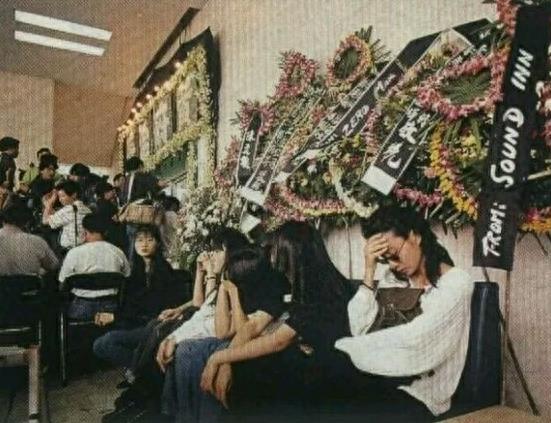 ​实拍黄家驹追悼会全过程：李克勤郭富城等好友到场，歌迷现场痛哭 第5张