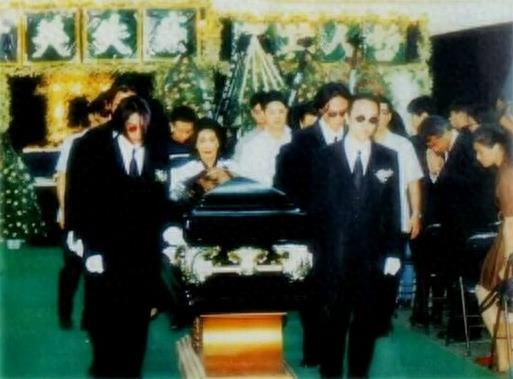 ​实拍黄家驹追悼会全过程：李克勤郭富城等好友到场，歌迷现场痛哭 第2张