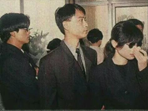 ​实拍黄家驹追悼会全过程：李克勤郭富城等好友到场，歌迷现场痛哭 第4张