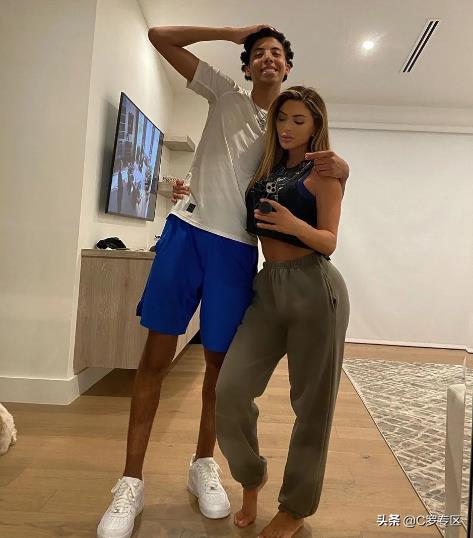 ​皮蓬前妻近照曝光，身材不输卡戴珊，与儿子合影似情侣 第3张