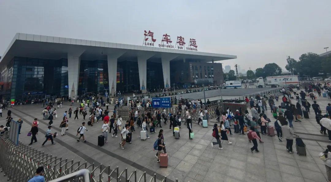 ​成都东站汽车客运站迎来客流高峰 第3张