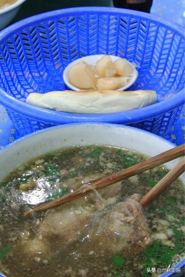 ​不来西安回民街不知道的羊肉泡馍吃法，人均30可以品尝十来样美食 第10张