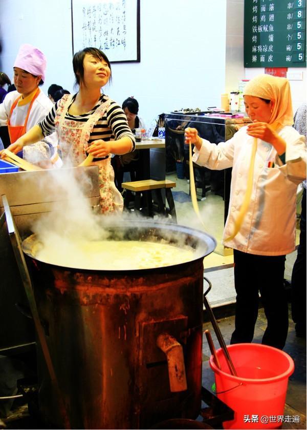 ​不来西安回民街不知道的羊肉泡馍吃法，人均30可以品尝十来样美食 第11张