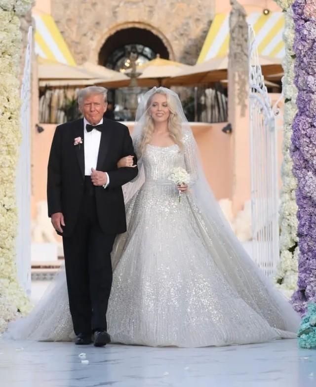 ​风流倜傥的特朗普：三任妻子都是金发碧眼超模，60岁还生下老来子 第3张