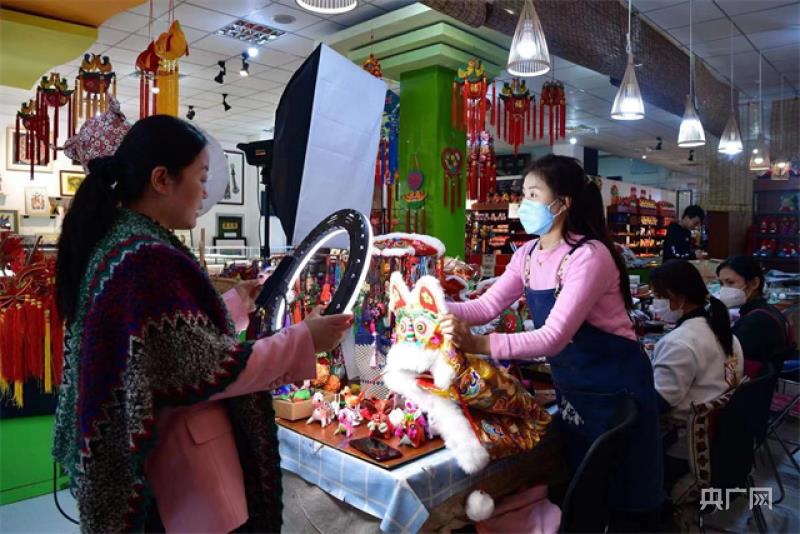 ​千年技艺赶新潮  古老香包缝出新色彩 第2张