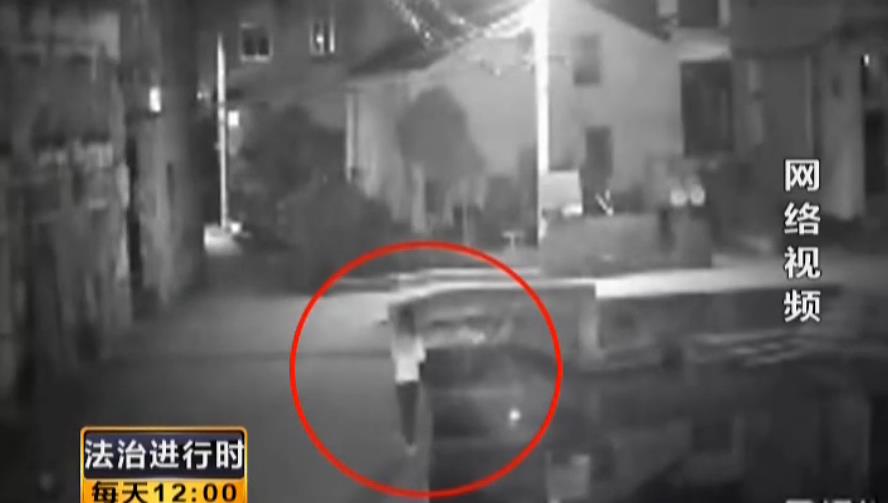 ​少女走路低头玩手机 不幸溺水身亡 第1张