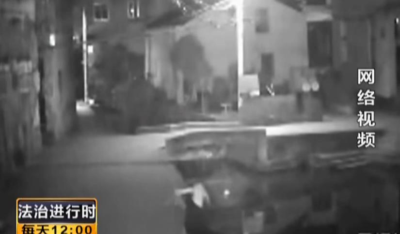 ​少女走路低头玩手机 不幸溺水身亡 第2张