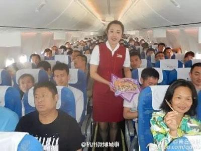 ​杭州飞青岛航班上，小伙偷偷和空姐做了一件事 第4张