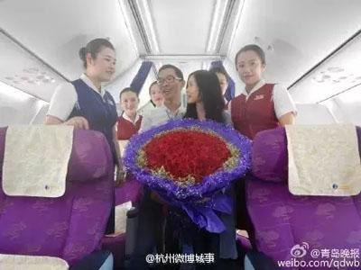 ​杭州飞青岛航班上，小伙偷偷和空姐做了一件事 第3张