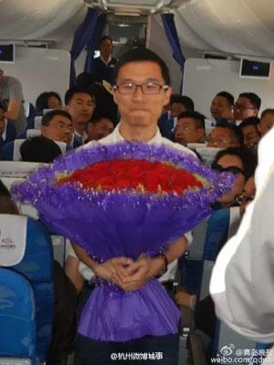 ​杭州飞青岛航班上，小伙偷偷和空姐做了一件事 第1张