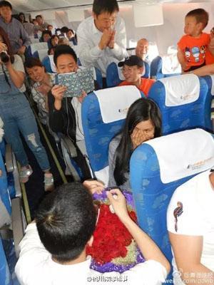 ​杭州飞青岛航班上，小伙偷偷和空姐做了一件事 第2张