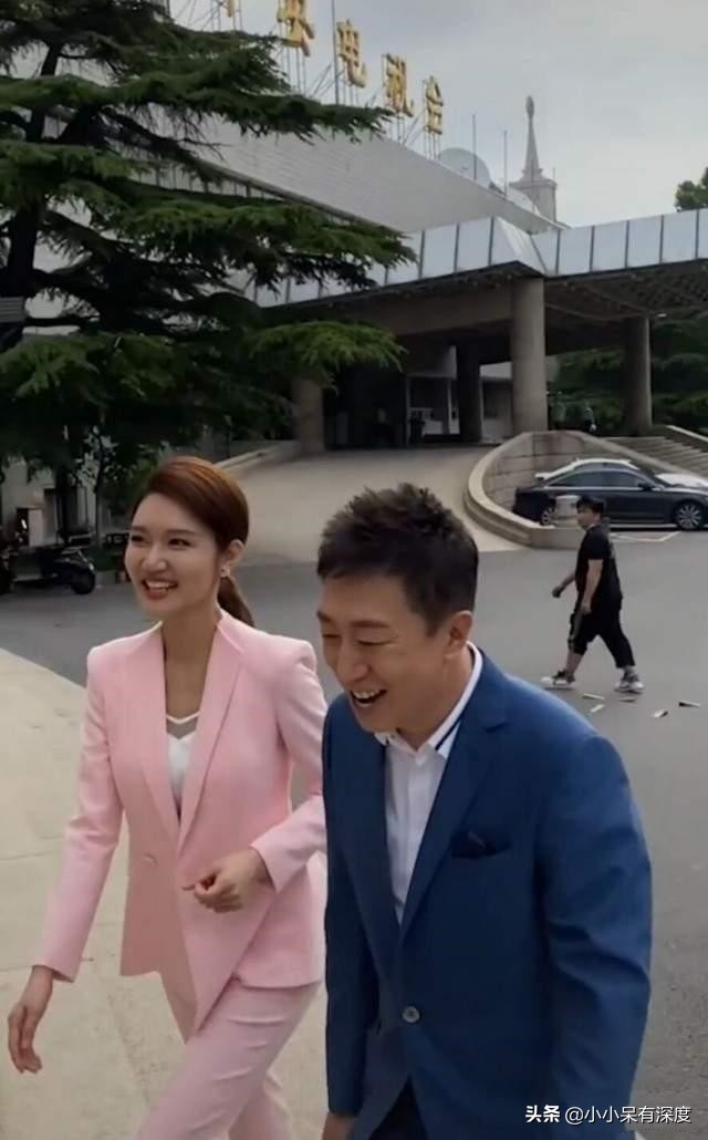 ​陈伟鸿老婆朱莉的简介（央视主持人陈伟鸿，他今年55岁了，老婆大人长相优雅端 第4张