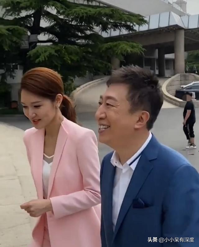 ​陈伟鸿老婆朱莉的简介（央视主持人陈伟鸿，他今年55岁了，老婆大人长相优雅端 第1张