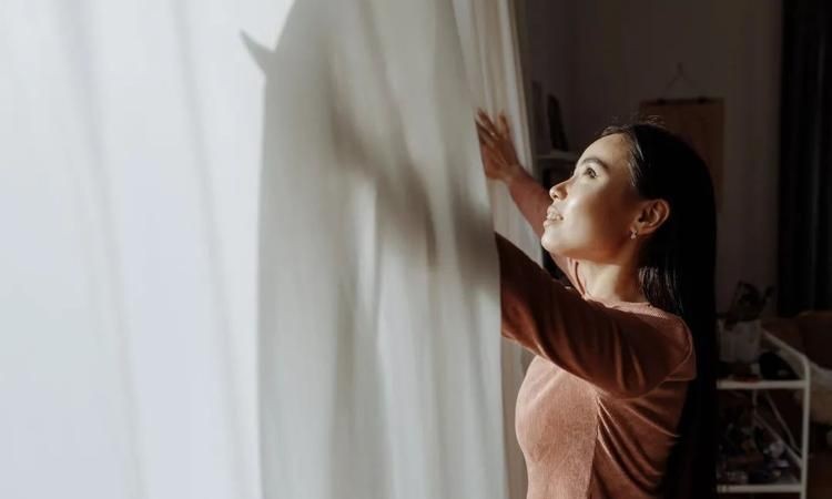 ​夏天晚上可以开窗睡觉,夏天太热可以开窗户睡觉吗 第2张