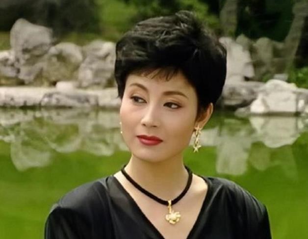 ​邬倩倩资料，尤小刚三任妻子周庭伊 第1张