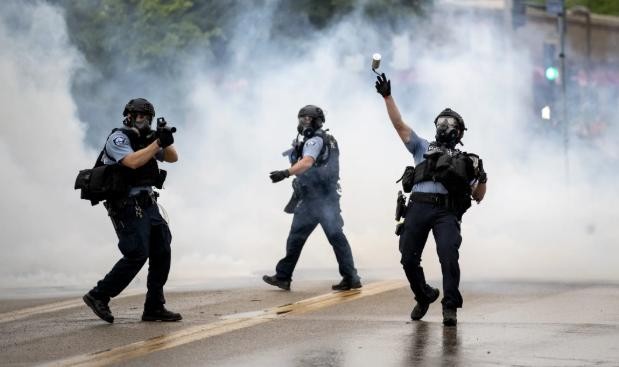 ​美国白人警察打死黑人事件升级，抗议活动中，又有一名黑人被打死 第3张