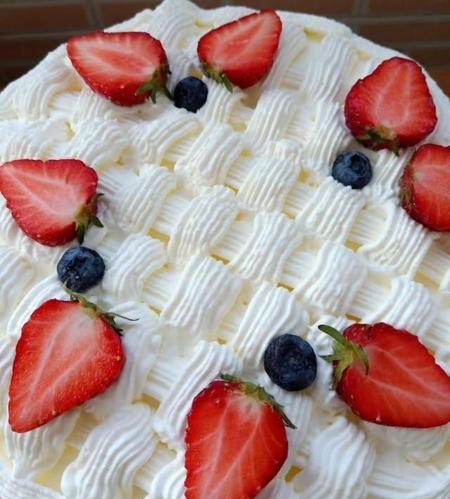 ​蛋糕上面的奶油是怎么做的(生日蛋糕的奶油怎么打发) 第5张