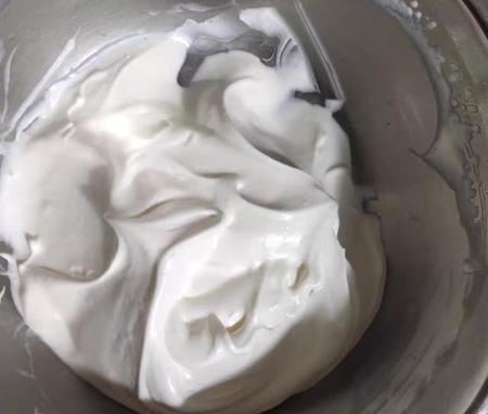 ​蛋糕上面的奶油是怎么做的(生日蛋糕的奶油怎么打发) 第3张
