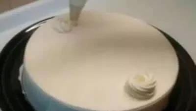 ​蛋糕上面的奶油是怎么做的(生日蛋糕的奶油怎么打发) 第6张