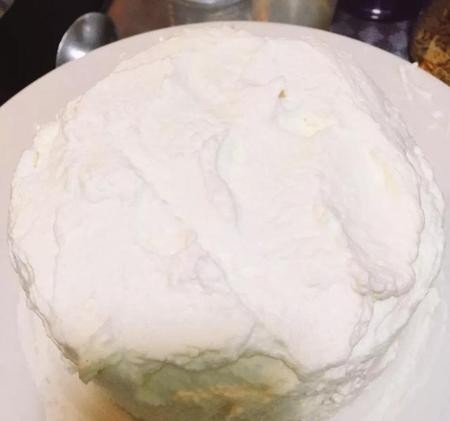 ​蛋糕上面的奶油是怎么做的(生日蛋糕的奶油怎么打发) 第7张