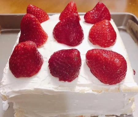 ​蛋糕上面的奶油是怎么做的(生日蛋糕的奶油怎么打发) 第1张