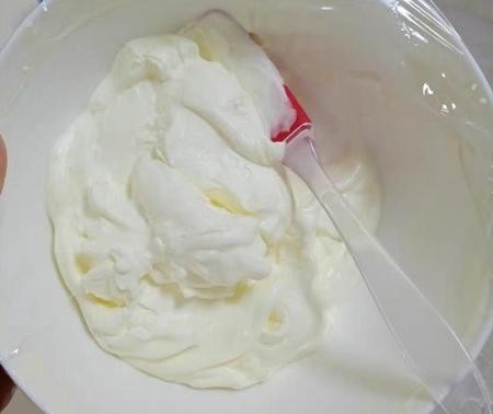 ​蛋糕上面的奶油是怎么做的(生日蛋糕的奶油怎么打发) 第2张