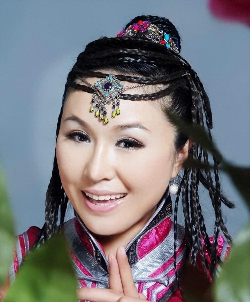 ​歌手乌兰托娅与乌兰图雅：你以为音译不同？其实根本就是两个人 第1张