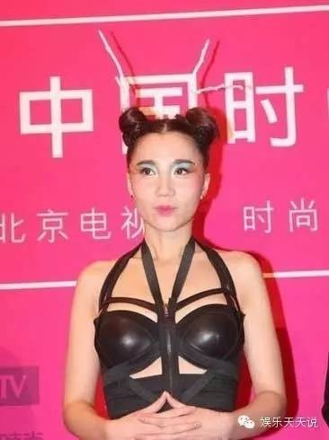 ​邓紫棋“内衣外穿”遭吐槽？盘点女星真正好看的内衣外穿！ 第17张