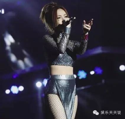 ​邓紫棋“内衣外穿”遭吐槽？盘点女星真正好看的内衣外穿！ 第3张