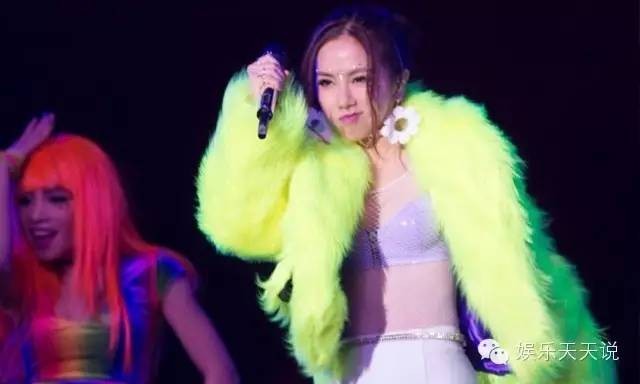 ​邓紫棋“内衣外穿”遭吐槽？盘点女星真正好看的内衣外穿！ 第2张