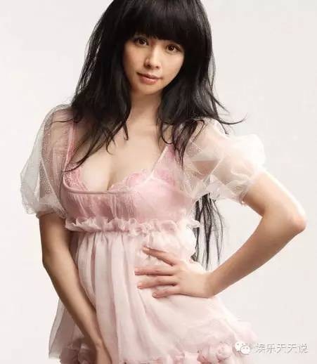 ​邓紫棋“内衣外穿”遭吐槽？盘点女星真正好看的内衣外穿！ 第25张